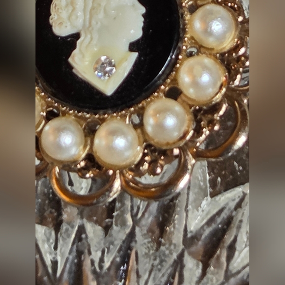 Cameo Brooch with Pearls and Crystal Accents - Picture 3 of 5